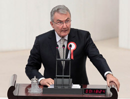 Deniz Baykal'ın taklidi kırdı geçirdi Deniz Baykal'ın taklidi kırdı geçirdi